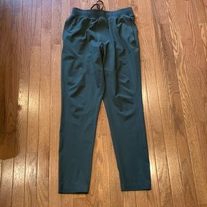 Men’s under armor army green jogger medium